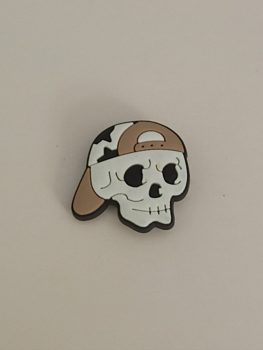 10 for $10 Jibbitz Croc Charm - Skeleton Skull Backwards Star Hat 2- Tan & White